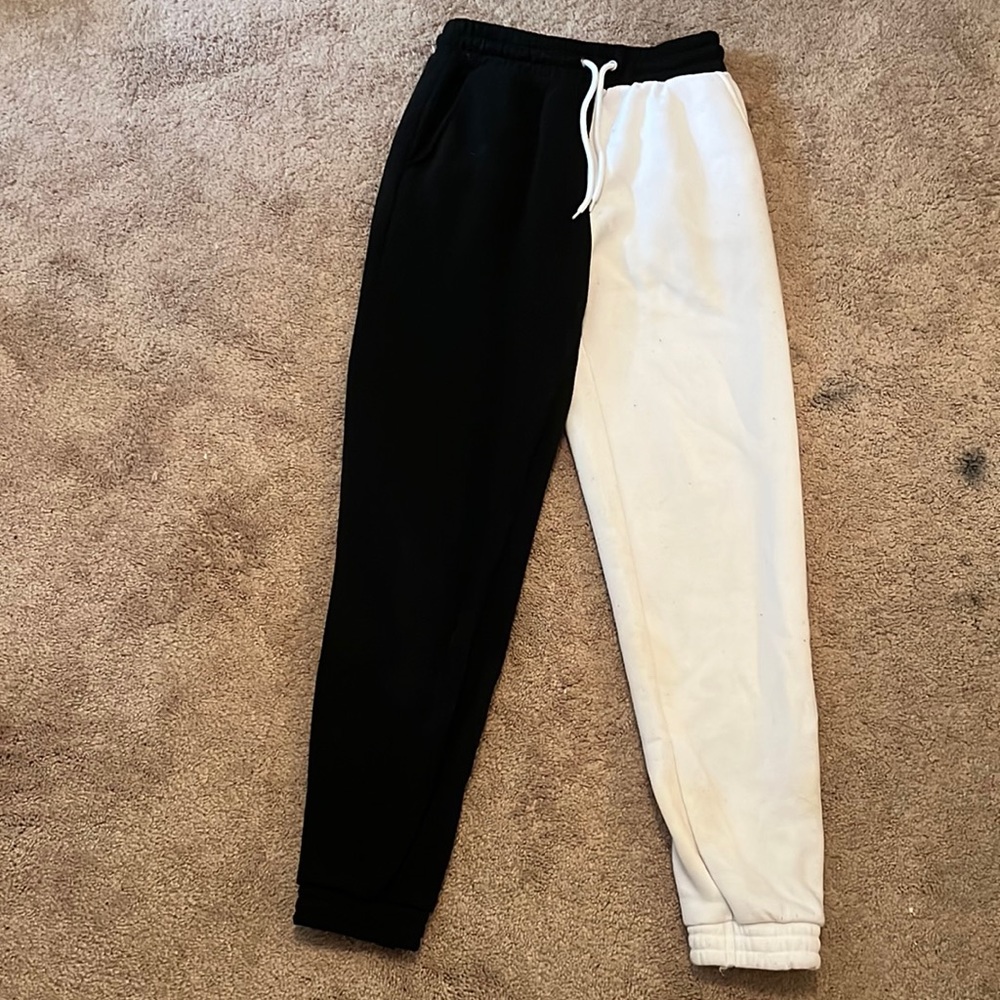 Rue 21 half black half white sweat pants size: small